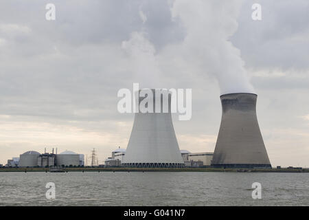 Tours de refroidissement de la centrale nucléaire de doel près de Antwerpen Banque D'Images