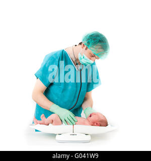 Médecin et le bébé sur un fond blanc. Petit bébé Banque D'Images