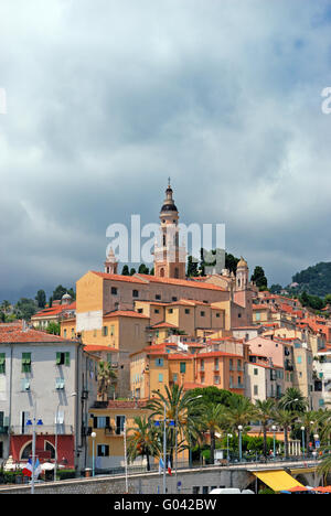 Vieille ville et église Saint-Michel à Menton. Côte d'Azur français Banque D'Images