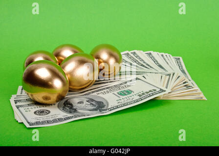 Les oeufs d'or. Un symbole de faire de l'argent et l'investissement réussi sur fond vert Banque D'Images