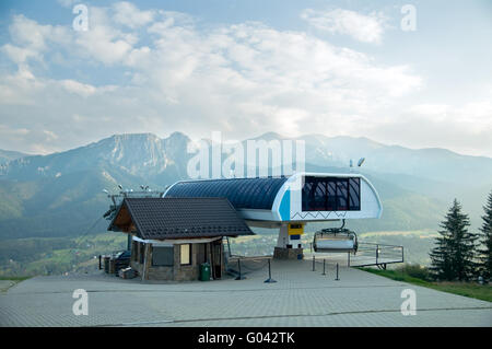 Un télésiège en montagnes Tatra. Petit matin frais Banque D'Images