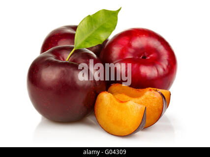 Les prunes mûres avec des tranches de fruits isolated on white Banque D'Images