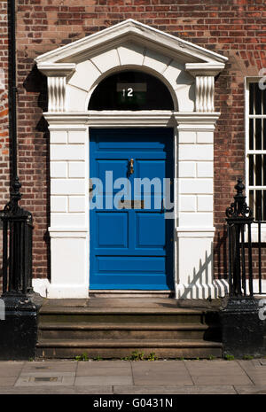 Bleu magnifique porte avec escalier géorgien de Dublin Banque D'Images