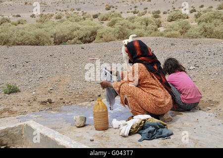 Femme nomade dans de désert marocain blanchisserie lavage Banque D'Images