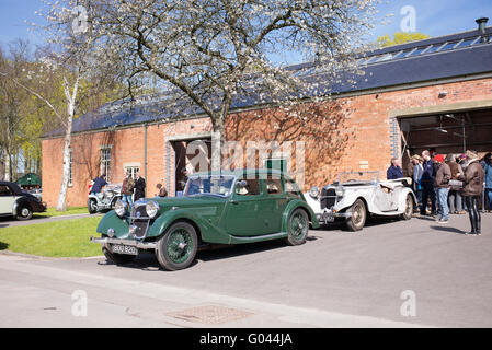 Vintage car répondre à Bicester Heritage Centre. Oxfordshire, Angleterre Banque D'Images