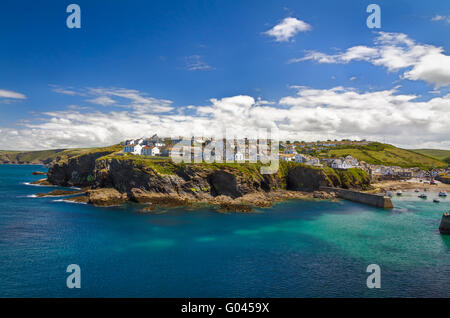 Cornish village Port Isaac en haut d'une falaise, le maïs Banque D'Images