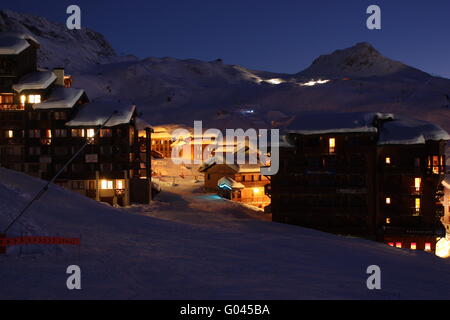 Station de ski Belle Plagne, dans les Alpes par nuit Banque D'Images