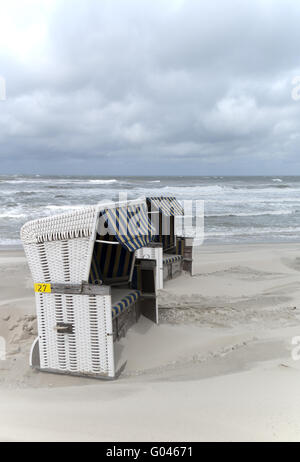 Chaises de plage vide lorsque storm Banque D'Images