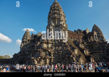 Attente des touristes d'escalader le sanctuaire central, Angkor Wat temple (12ème siècle), site du patrimoine mondial d'Angkor, Siem Reap, Cambodge Banque D'Images