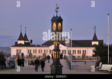 Fonction réveil, horloge, de la jetée, d'Ahlbeck, Heringsdorf Usedom, Vorpommern-Greifswald, Mecklenburg-Vorpommern, Allemagne / Restaurant Seebrücke Ahlbeck Banque D'Images