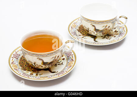 Or la Chine classique cerclées de tasse et soucoupe volante. Isolé sur blanc. Banque D'Images