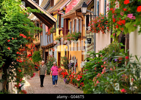 Maisons à colombages, vieille ville, Rue du Rempart, Eguisheim, Alsace, France / demi-maison en bois Banque D'Images