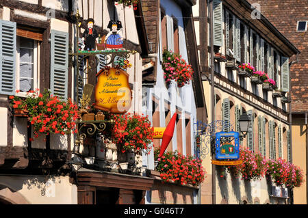 Signes, figure de proue, maisons à colombages, vieille ville, Rue du Rempart, Eguisheim, Alsace, France / demi-maison en bois Banque D'Images