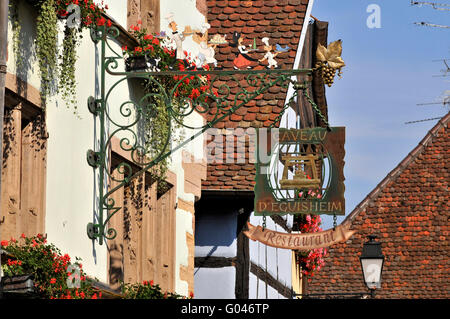 Signe, figure de proue, maisons à colombages, vieille ville, Rue du Rempart, Eguisheim, Alsace, France / demi-maison en bois Banque D'Images