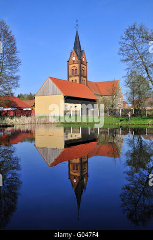 L'église en pierre des champs, étang, Wiesenburg, Brandebourg, Allemagne / Feldsteinkirche, Wiesenburg/Mark Banque D'Images