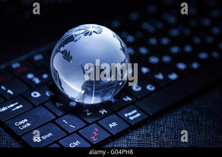 Concept de l'Internet. Gros plan du globe de verre sur clavier d'ordinateur portable Banque D'Images