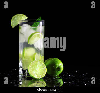 Mojito cocktail avec des limes sur fond noir Banque D'Images