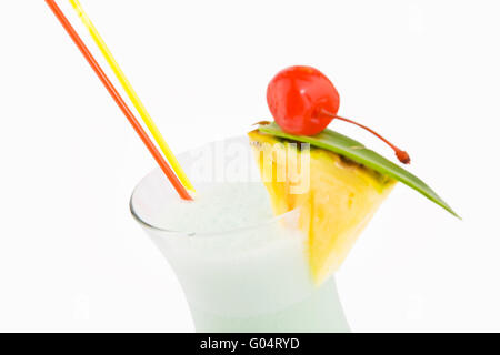 Un délicieux milk-shake dans un bécher en verre décoré d'une tranche d'ananas et une cerise Banque D'Images