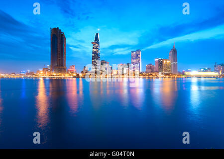 Le centre-ville de Saigon au crépuscule, Ho Chi Minh City, Vietnam. Banque D'Images