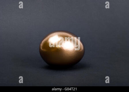 Œuf d'or. Un symbole de faire de l'argent et l'investissement réussi sur fond noir Banque D'Images