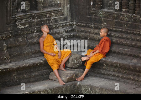 Les jeunes moines bouddhistes à Angkor Wat temple Khmer (12e siècle), site du patrimoine mondial d'Angkor, Siem Reap, Cambodge Banque D'Images