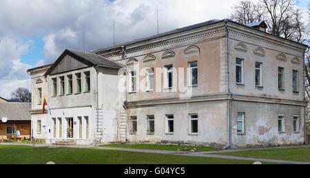 VILNIUS, LITUANIE - 23 avril 2016 : fermeture de l'école à Azuolu (Oak) Street dans le quartier historique de la capitale - Buividis Banque D'Images