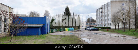 VILNIUS, LITUANIE - 23 avril 2016 : l'auberge et poubelles de faculté d'agriculture de l'Université de Vilnius sur le Berzu (Bi Banque D'Images