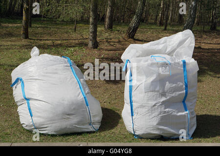 VILNIUS, LITUANIE - 23 avril 2016 : Le gros sacs en plastique de la société Cenplast polonaise pour les branches et les feuilles dans le bois. Und Banque D'Images