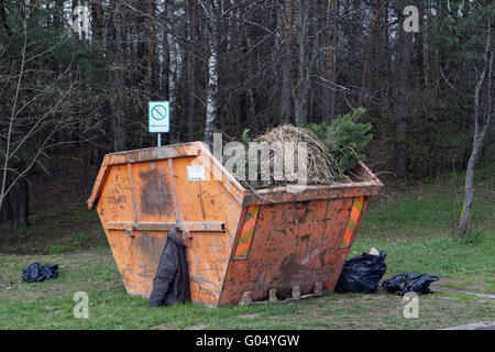 VILNIUS, LITUANIE - 23 avril 2016 : Le conteneur de branches, de feuilles et de déchets dans le bois. En vertu de la législation européenne - pour Banque D'Images