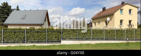 VILNIUS, LITUANIE - avril 17, 2016 : cottages modernes et et des panneaux solaires pour la production d'électricité sur Salotes ( Lac de chaux Banque D'Images