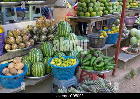 Le commerce de détail dans les fruits et légumes exotiques sur l'une des rues de la capitale du Ghana Banque D'Images