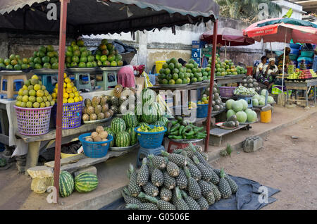 ACCARA, GHANA - 22 janvier 2016 : le commerce de détail des fruits et légumes sur l'une des rues de la capitale du Ghana. En tant que vendeurs onl Banque D'Images