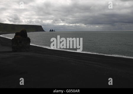 Pile de roche a la côte sud de l'Islande et l'océan comme Atlentic vu de falaises de Dyrhólaey. Le sud de l'Islande. Banque D'Images