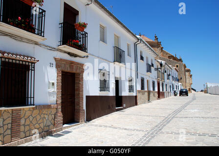 Rangée de maisons en terrasse menant à l'église Santa Maria, Antequera, la province de Malaga, Andalousie, Espagne, Europe de l'Ouest. Banque D'Images