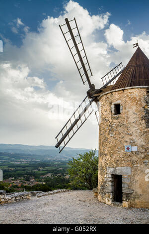 Ancien moulin en pierre en Provence, France Banque D'Images