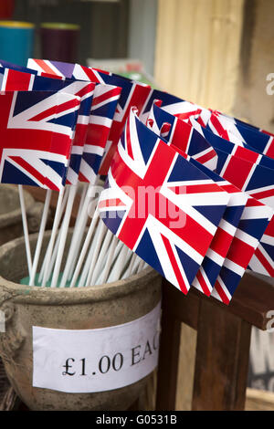Royaume-uni, Angleterre, dans le Yorkshire, Haworth 1940 Week-end à vendre drapeaux Union Jack Banque D'Images