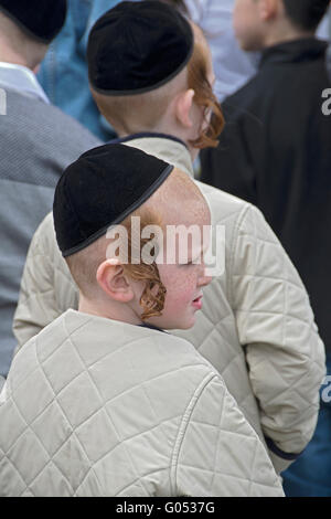 Deux jeunes garçons juifs religieux avec de long peyus peyot (rouge) au Luna park de Coney Island au cours de la Pâque. Banque D'Images