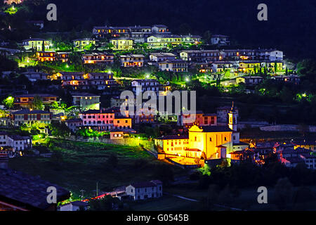 Un village dans le Nord de l'Italie pendant la nuit Banque D'Images