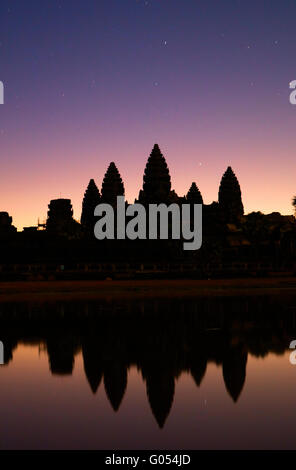 Stars et au début de l'aube sur Angkor Wat, site classé au Patrimoine Mondial de l'Angkor, Siem Reap, Cambodge Banque D'Images