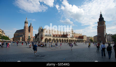 Place du marché avec la Halle aux draps de Cracovie Banque D'Images