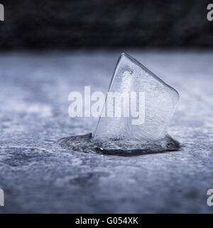 Cube de glace fondante en close up. Notion de température froide, l'eau et de changement. Banque D'Images