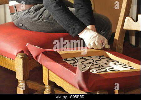 Rembourrage femme un tabouret de cuisine. Banque D'Images