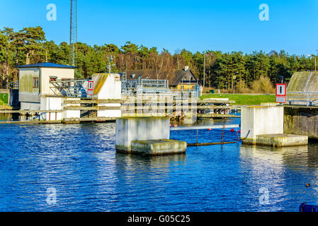 La Suède, Falsterbo - 11 Avril 2016 : salle des machines à l'écluse du canal de Falsterbo. L'écluse est contrôlé à distance. Le bâtiment en bois Banque D'Images