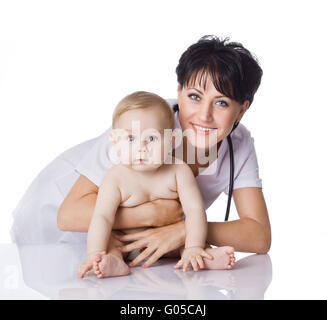 Beau médecin et le bébé sur un fond blanc. Banque D'Images