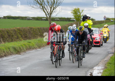 Riders sur scène l'un des Tour de Yorkshire entre Beverley et Dalton de l'East Yorkshire du Sud Banque D'Images