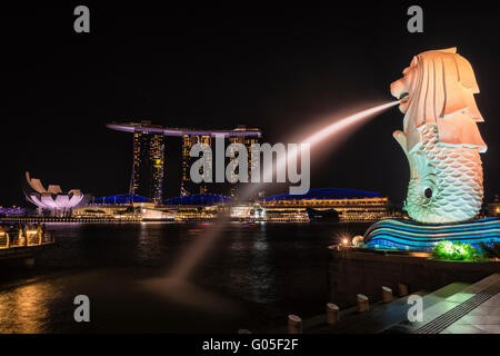 Le Merlion de nuit, symbole de la ville, à Singapour, en Asie Banque D'Images