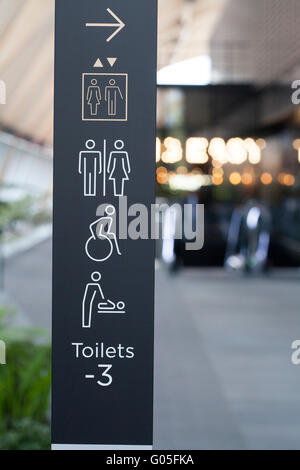S'orienter dans l'inscription - Les toilettes, des ascenseurs, des toilettes accessibles et change bébé Banque D'Images