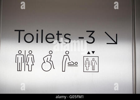 S'orienter dans l'inscription - Les toilettes, des ascenseurs, des toilettes accessibles et change bébé Banque D'Images