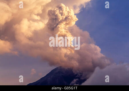 Puissante Explosion de Tungurahua au coucher du soleil, de l'Équateur, en Amérique du Sud Banque D'Images