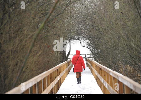 Une jeune femme bénéficiant d'hiver. Banque D'Images